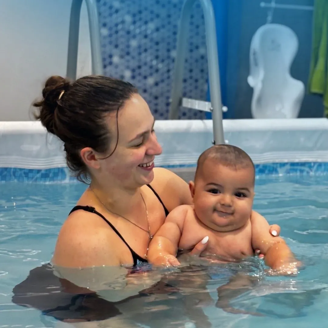 Малыш в бассейне с тренером