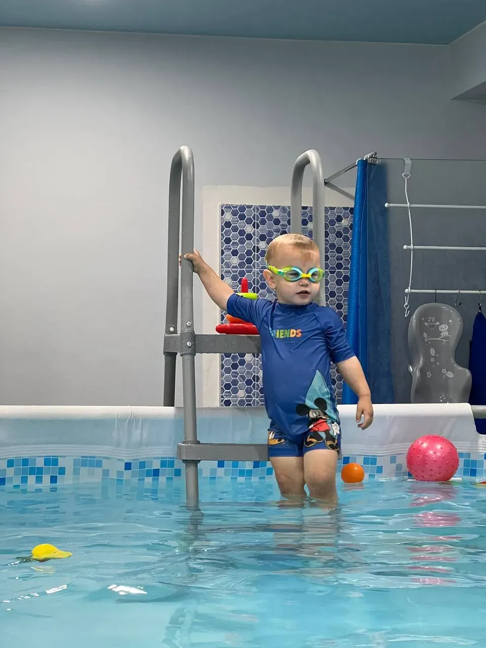 Малыш у лестницы