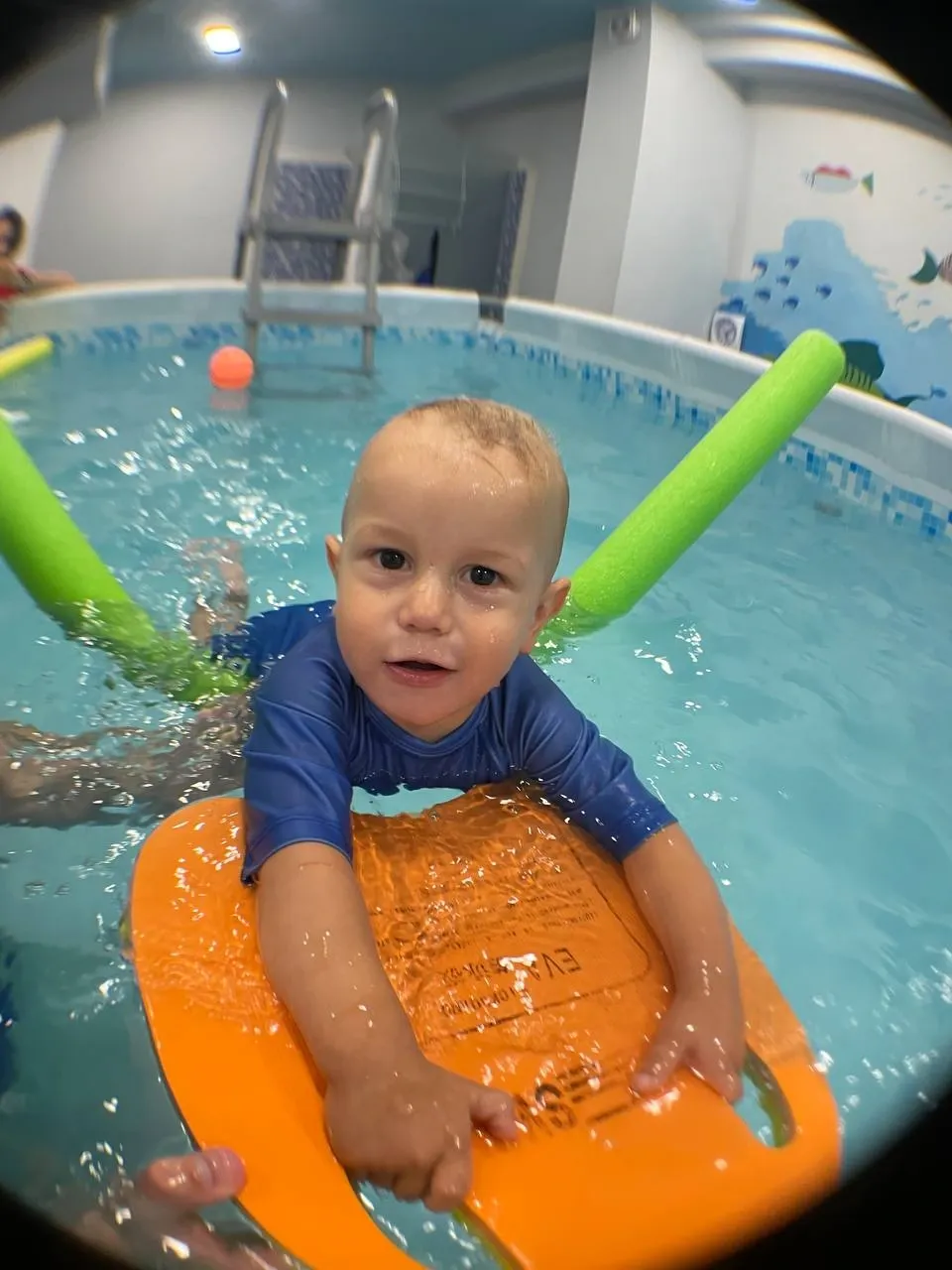 Ребёнок с доской